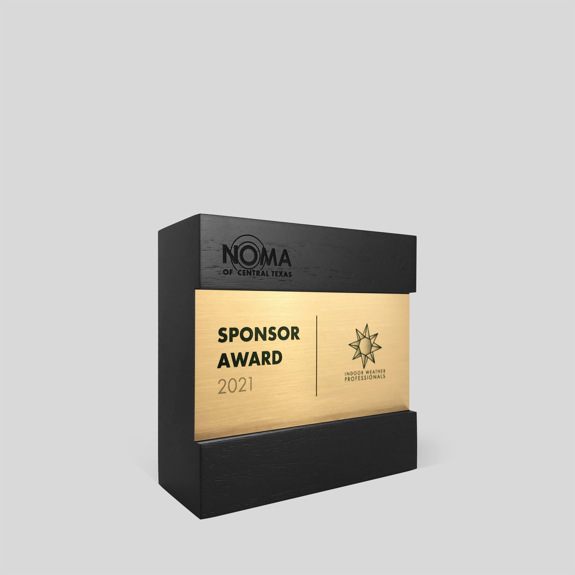 Figura Quadratum Award, a square design with a minimalist rectangular nameplate, captures modern sophistication and strength, ideal for honoring individual achievements.