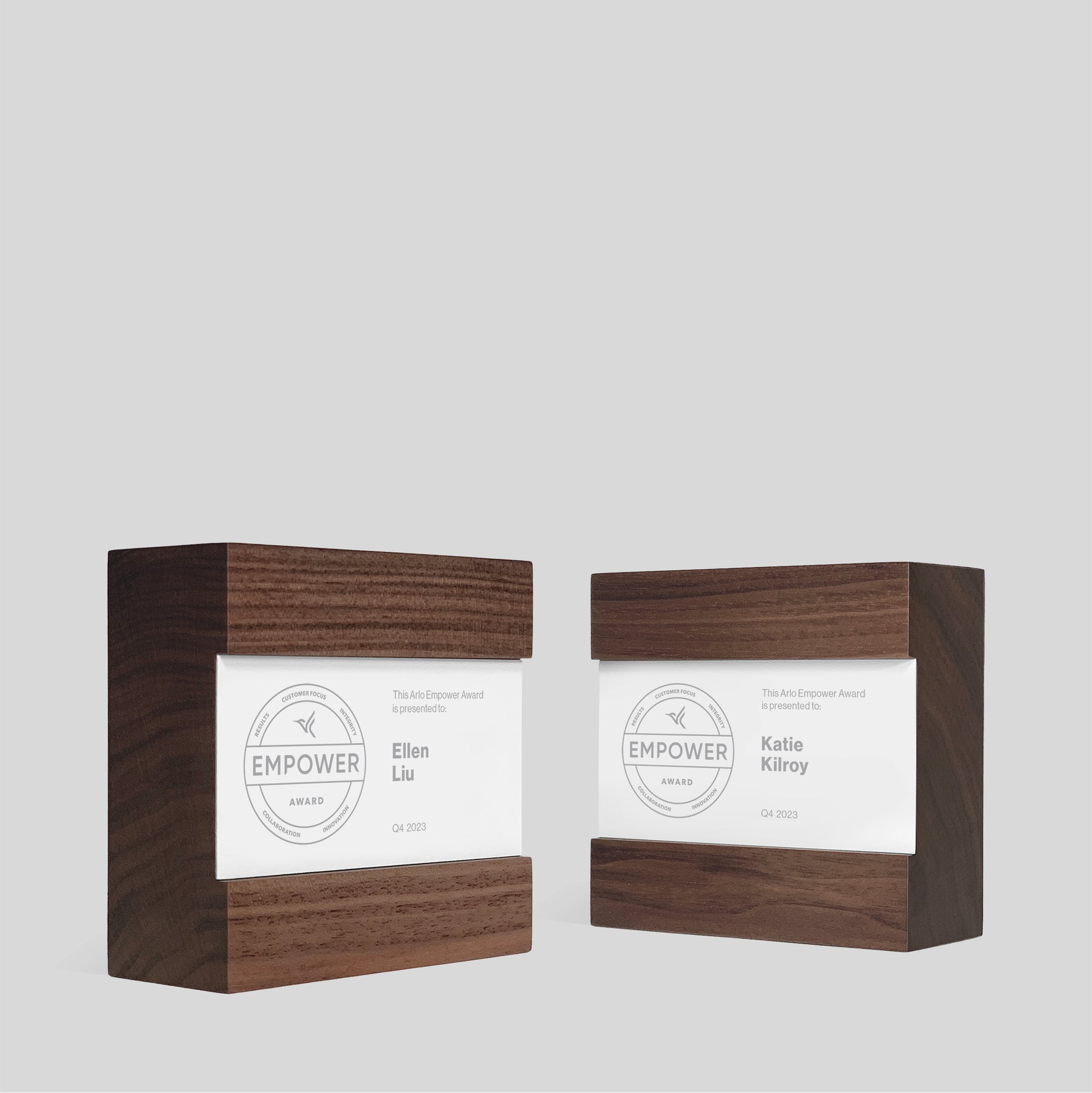 Figura Quadratum Award featuring wooden box design, minimalist rectangular nameplate, and engraved logo, embodying modern sophistication and personalized recognition.