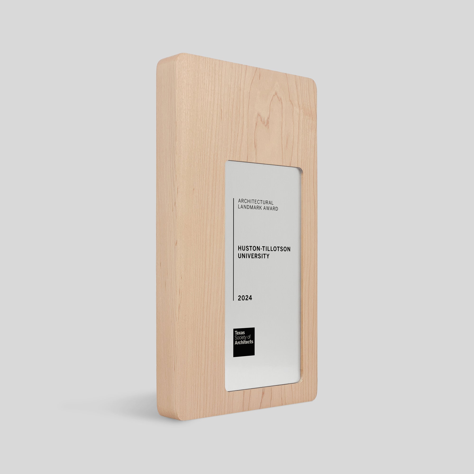 Figura Plaque Rectangulo: A wooden rectangular plaque, featuring an engraved metal nameplate, perfect for elegant, modern, meaningful recognition, customized as a design award. 