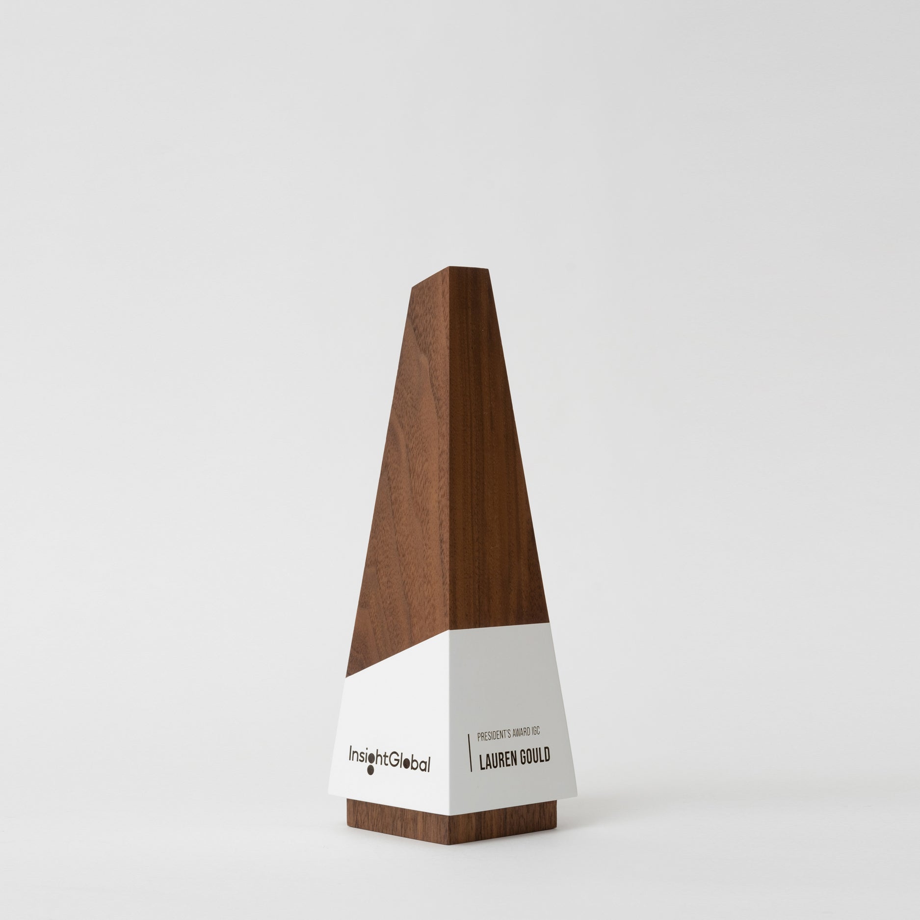 Geometria Award Obeliscus, a sleek wooden pyramid-inspired design with a minimalist form, reflecting ambition and excellence, ideal for personalized laser engraving.